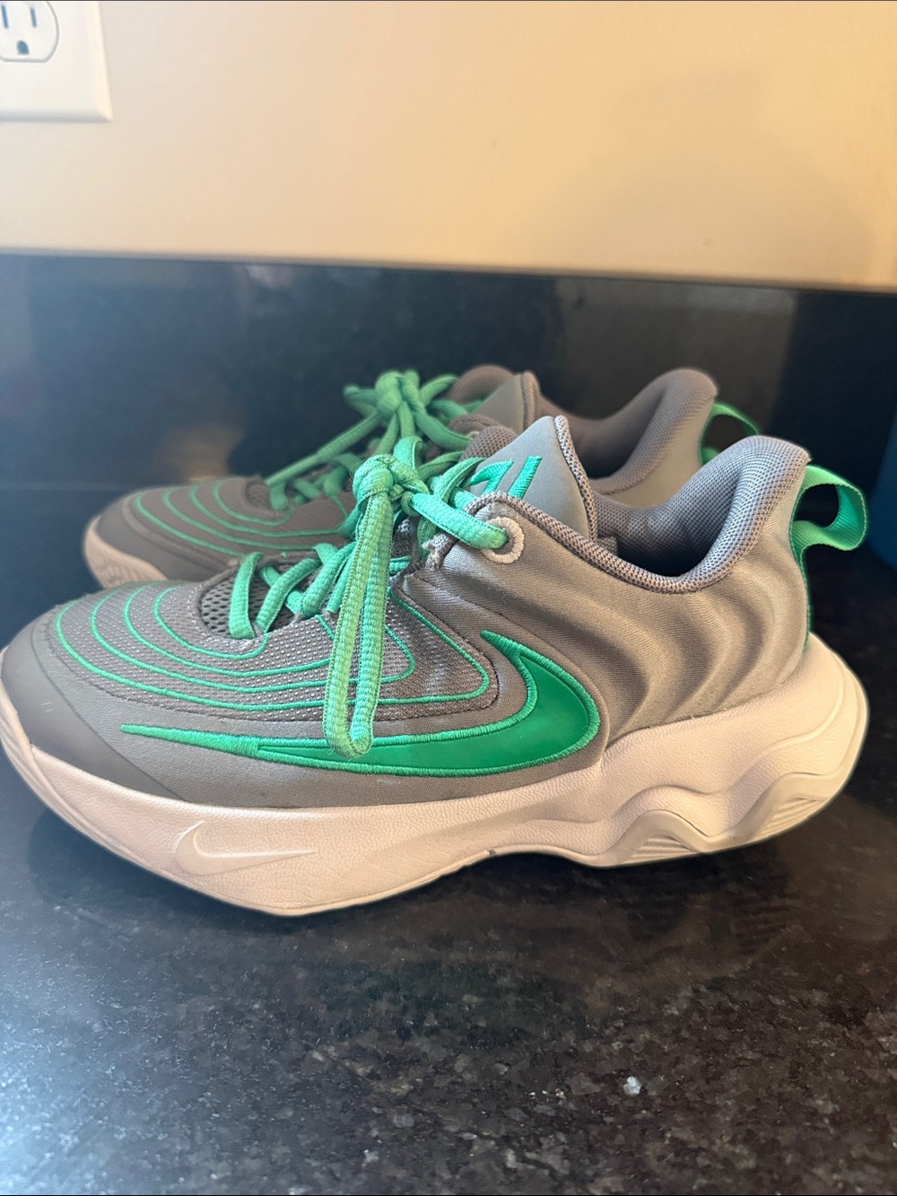 Nike Kids basketball shoes immortality 4 size 2